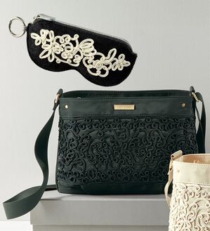 BELLUNA（ベルーナ）の「【２点セット】＜ＬＡＺＹ　ＳＵＳＡＮ＞花柄コード刺しゅう同色２点セット（ショルダーバッグ）」｜ブラック