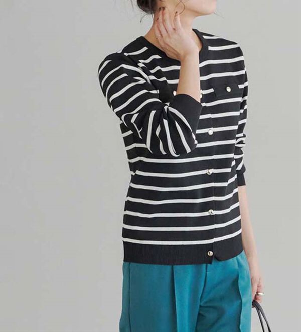 Pierrot（ピエロ）の「上品見えスポンジニットゴールドボタンカーディガン（ニットカーディガン）」｜詳細画像