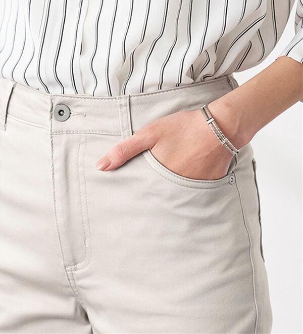 BELLUNA（ベルーナ）の「サラリ速乾！綿サテンストレッチカラーパンツ（フルレングスパンツ）」｜詳細画像