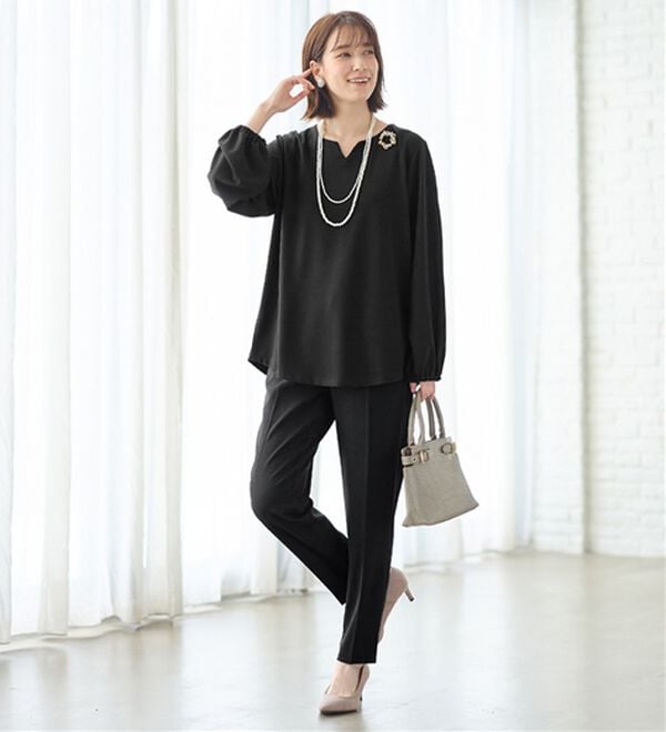Viola e Viola（ヴィオラ エ ヴィオラ）の「らくキレイ　キーネックチュニックブラウスＴシャツ（チュニック）」｜詳細画像