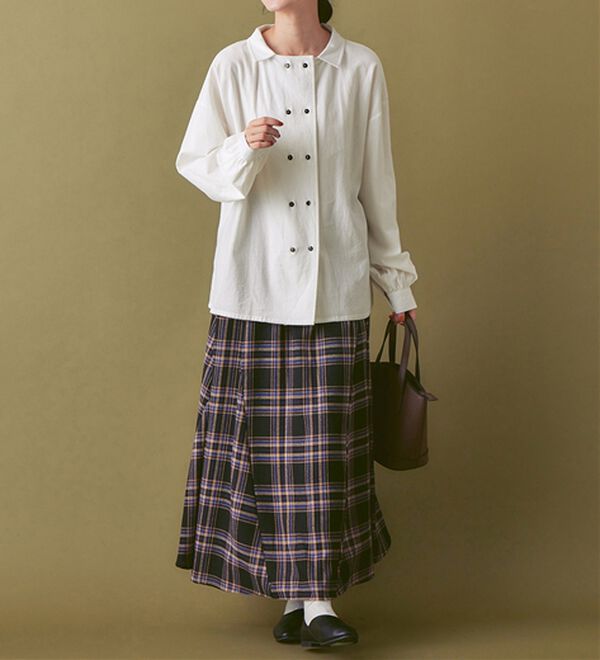 Viola e Viola（ヴィオラ エ ヴィオラ）の「さりげなく表面感を、綿１００%ダブルボタンブラウス（ブラウス）」｜詳細画像