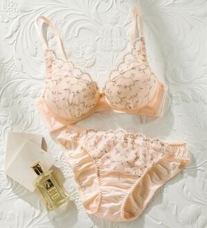 YU'NOW（ユナウ）の「ぷるるん谷間のノンワイヤーブラ＆ショーツ（ブラジャー＆ショーツセット）」｜ベビーピンク系フラワーレース