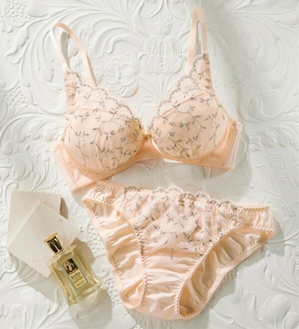 YU'NOW（ユナウ）の「ぷるるん谷間のノンワイヤーブラ＆ショーツ（ブラジャー＆ショーツセット）」｜ベビーピンク系フラワーレース