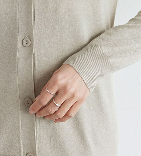 Pierrot（ピエロ）の「【洗濯機で洗える】丈・ネックが選べるシルクタッチニットカーディガン（ニットカーディガン）」｜詳細画像