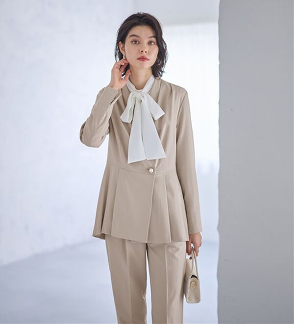 GeeRA（ジーラ）の「【２点セット】パールボタンペプラムプリーツテーパードセットアップ（パンツスーツ）」｜詳細画像