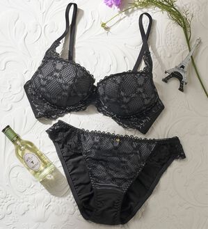 YU'NOW（ユナウ）の「ぷるるん谷間のノンワイヤーブラ＆ショーツ（ブラジャー＆ショーツセット）」｜ブラック／グレー