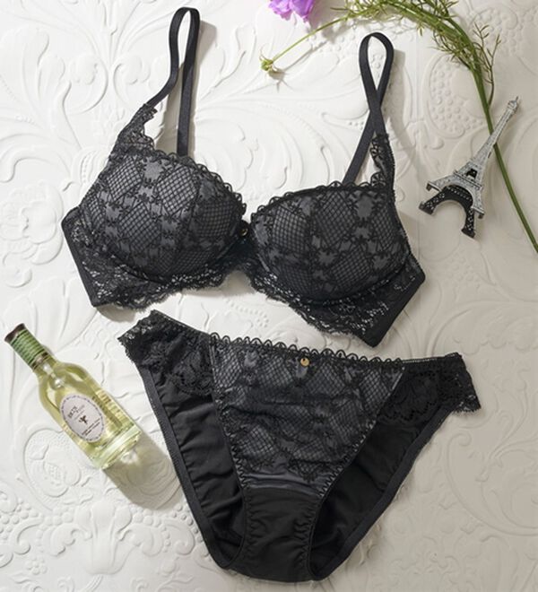 YU'NOW（ユナウ）の「ぷるるん谷間のノンワイヤーブラ＆ショーツ（ブラジャー＆ショーツセット）」｜ブラック／グレー