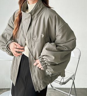 GeeRA（ジーラ）の「【U.S. POLO ASSN.】モンスター中わたブルゾン（ブルゾン）」｜ライトカーキ