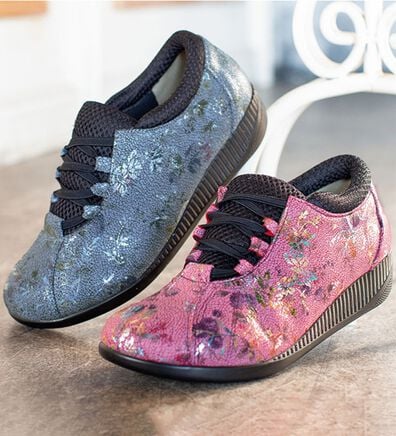 BELLUNA（ベルーナ）の「＜ポポラーレ＞４Ｅフラワーシューズ（スニーカー）」