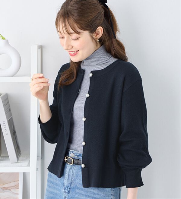 alotta（アロッタ）の「＜選べる２丈＞洗える！パール調ボタンゆるニットカーディガン（ニットカーディガン）」｜ネイビー ショート丈