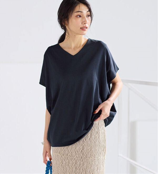 Viola e Viola（ヴィオラ エ ヴィオラ）の「ひんやり！美人シルエット叶えるドルマントップス（カットソー）」｜ネイビー