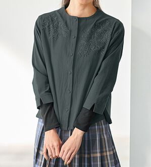 BELLUNA（ベルーナ）の「心躍る♪アシメ刺しゅうブラウス（ブラウス）」｜モスグリーン