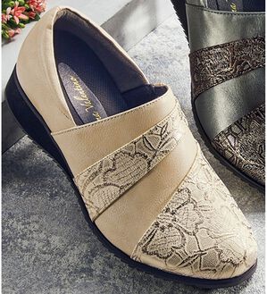 ルフラン（ルフラン）の「ほっそり見え！５Ｅ花柄型押しスリッポン（スリッポン）」｜ベージュ