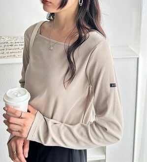 GeeRA（ジーラ）の「ピスネーム付スクエアネックリブカットソー（カットソー）」｜グレイッシュベージュ