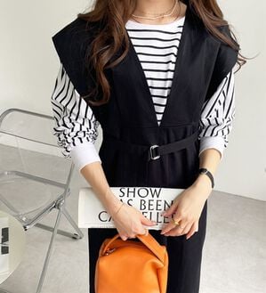 GeeRA（ジーラ）の「ベルト付Ｖネックジャンスカ（ジャンパースカート）」｜ブラック