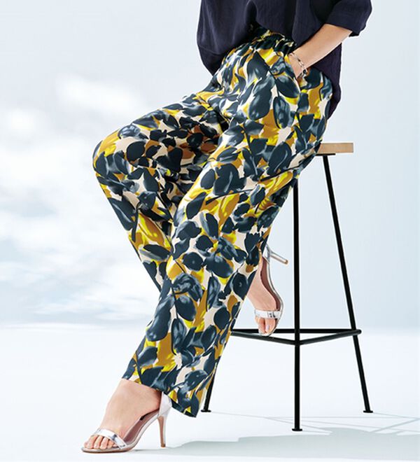 BELLUNA（ベルーナ）の「ひんやり素材エアリーワイドパンツ（その他パンツ）」｜ベージュ系花柄