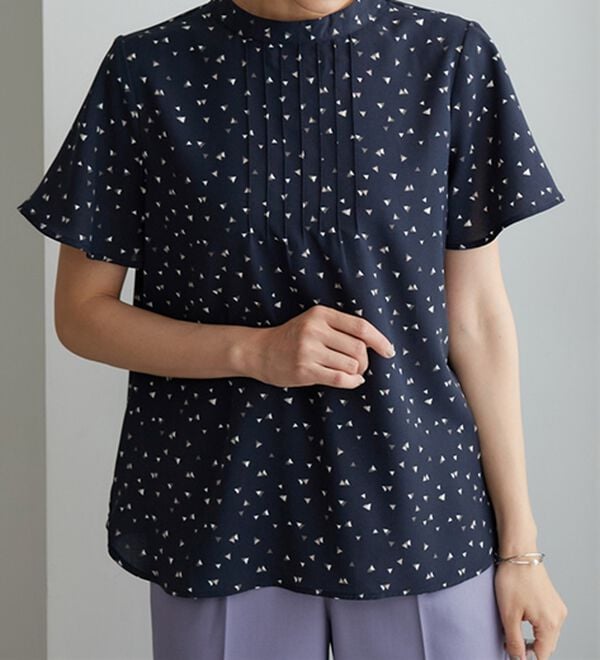 BELLUNA（ベルーナ）の「小紋柄タック使い袖フレアーブラウス（ブラウス）」｜詳細画像