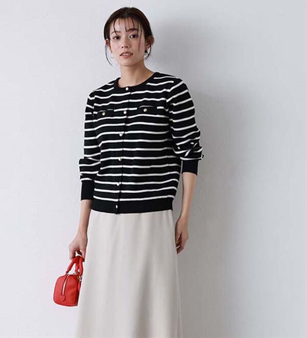 Pierrot（ピエロ）の「上品見えスポンジニットゴールドボタンカーディガン（ニットカーディガン）」｜詳細画像