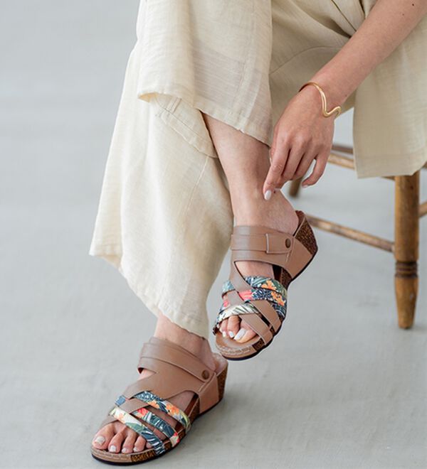 BELLUNA（ベルーナ）の「【３Ｅ／４Ｅ選べる】フットベットウェッジサンダル（サンダル・ミュール）」｜詳細画像