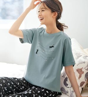 BELLUNA（ベルーナ）の「綿１００％着映えネコ柄プリントＴシャツ（Tシャツ）」｜セージ