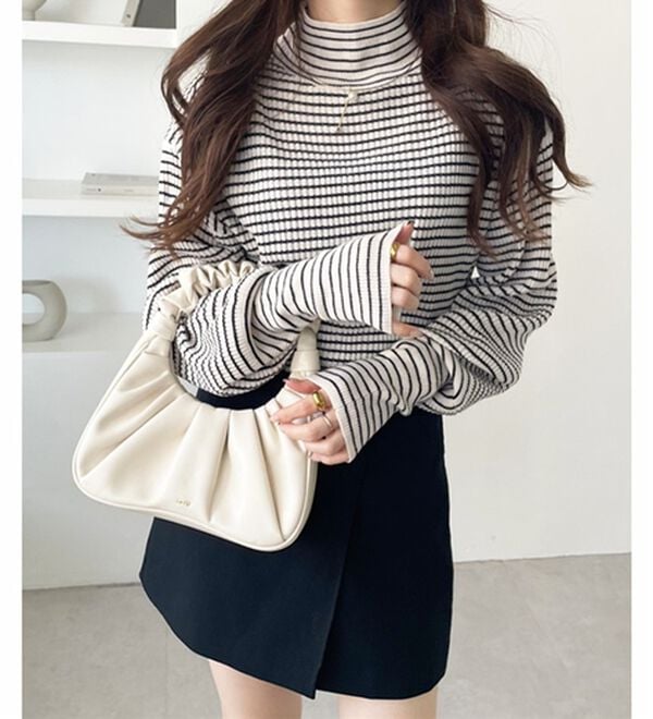 GeeRA（ジーラ）の「ボリュームスリーブハイネックニット（ニット・セーター）」｜オフ白系ボーダー