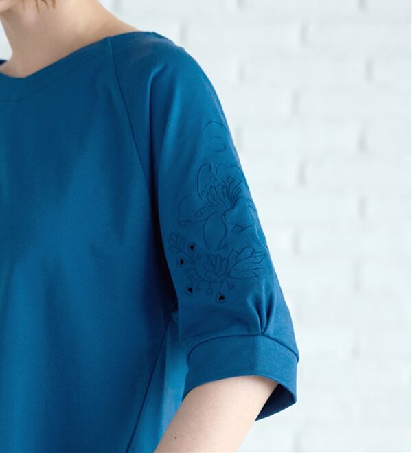 BELLUNA（ベルーナ）の「袖刺しゅうデザインＶネックプルオーバー（カットソー）」｜詳細画像