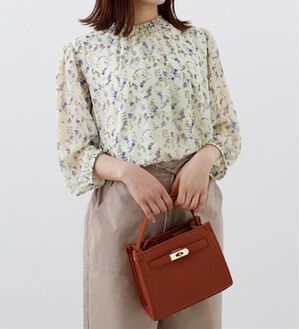 BELLUNA（ベルーナ）の「シフォンプリントシャーリング使いブラウス（ブラウス）」｜アイボリー花柄