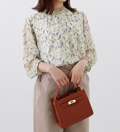 BELLUNA（ベルーナ）の「シフォンプリントシャーリング使いブラウス（ブラウス）」