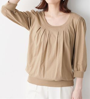 Viola e Viola（ヴィオラ エ ヴィオラ）の「【Ｍ～５Ｌ】綿１００％ふんわり胸元タックカットソー（カットソー）」｜カフェオレ