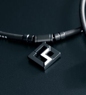 「＜コラントッテ＞ＳＰＯＲＴＳ　ＰＲＯ　マグチタンネックレス（メンズスポーツ用品）」｜ブラックチタン&times;ホワイト