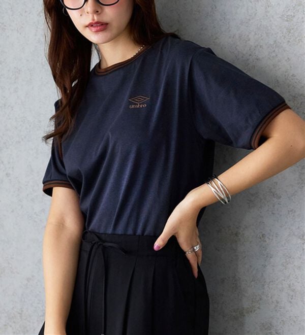 Viola e Viola（ヴィオラ エ ヴィオラ）の「【アンブロ】配色ラインロゴ刺しゅうTシャツ（カットソー）」｜詳細画像