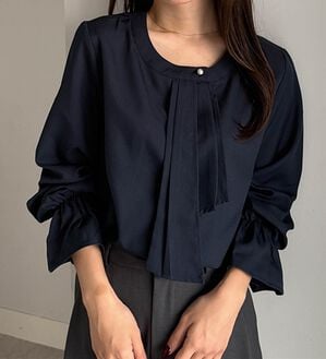RANAN（ラナン）の「パール付きボウタイブラウス（ブラウス）」｜ネイビー