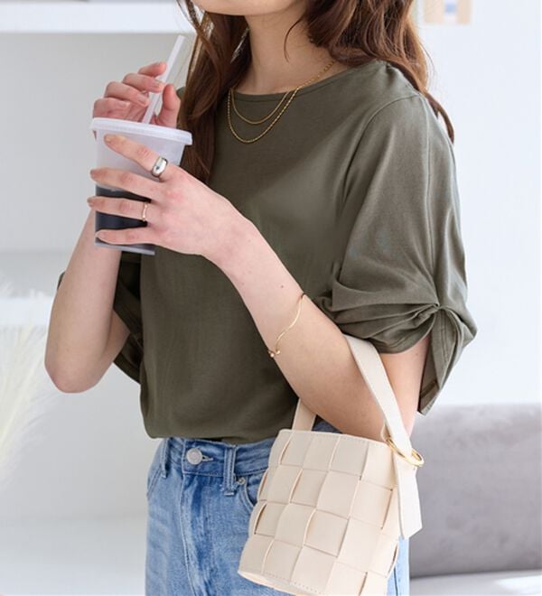 Viola e Viola（ヴィオラ エ ヴィオラ）の「綿１００％袖タックＴシャツ（Tシャツ）」｜オリーブ