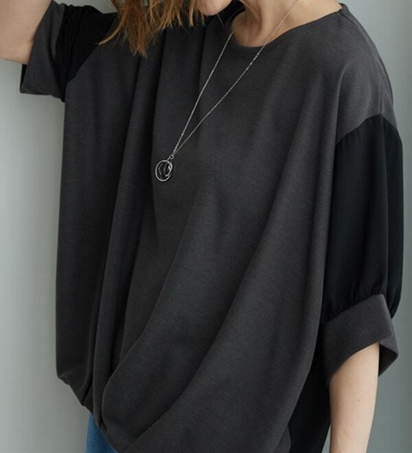 BELLUNA（ベルーナ）の「&ldquo;2点セット&rdquo;ネックレス付！異素材裾タックプルオーバー（カットソー）」｜チャコール