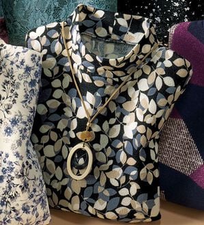 BELLUNA（ベルーナ）の「ふんわり華やぎチュニック（チュニック）」｜モノトーンリーフ柄