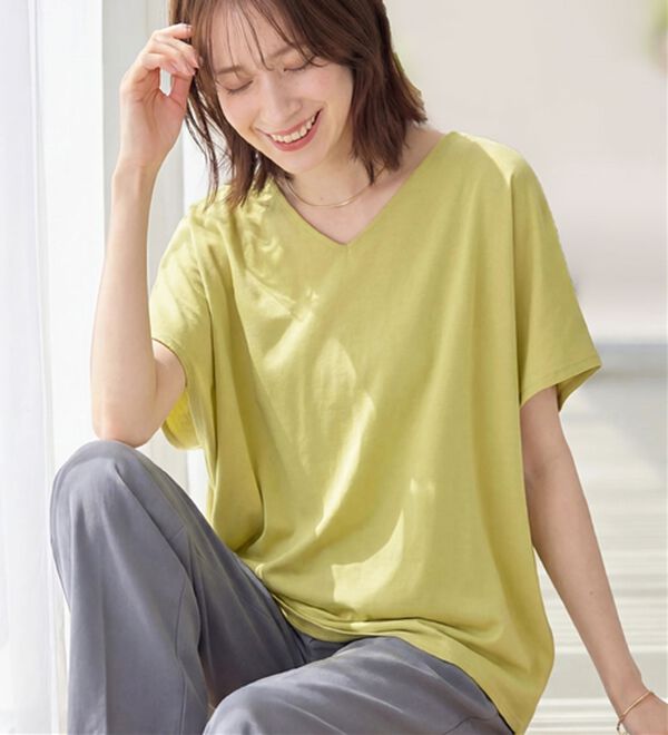 Viola e Viola（ヴィオラ エ ヴィオラ）の「ひんやり！美人シルエット叶えるドルマントップス（カットソー）」｜イエロー