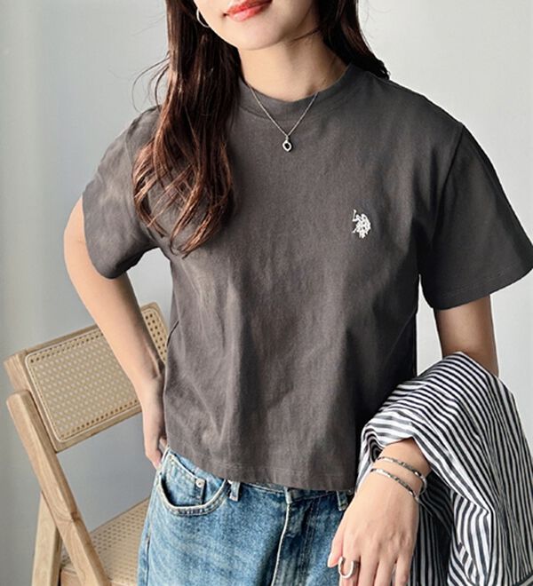 GeeRA（ジーラ）の「【Ｕ．Ｓ．　ＰＯＬＯ　ＡＳＳＮ．】ショート丈Ｔシャツ（Tシャツ）」｜チャコール