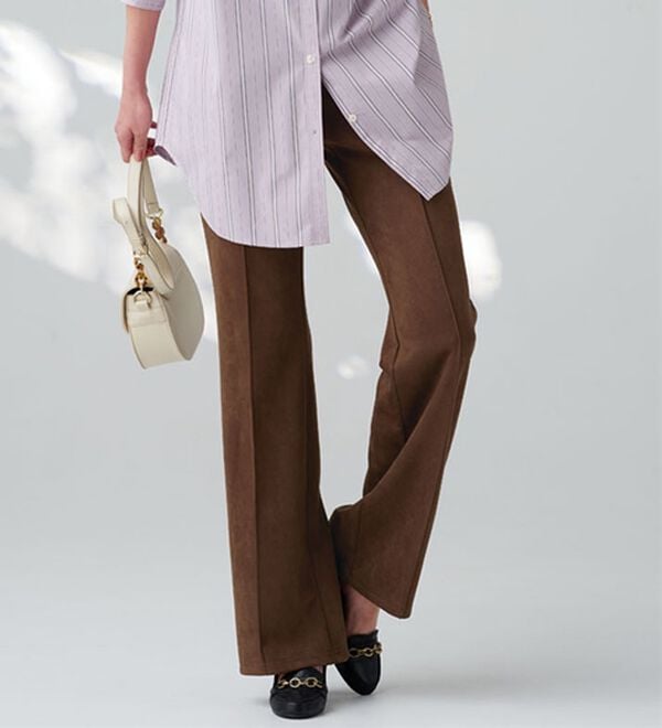 BELLUNA（ベルーナ）の「ストレッチスエード調美脚パンツ（フルレングスパンツ）」｜ブラウン