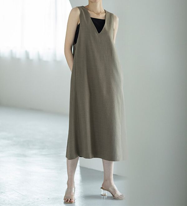 BELLUNA（ベルーナ）の「サラリ麻調素材Ｖネックジャンパードレス（ジャンパースカート）」｜詳細画像