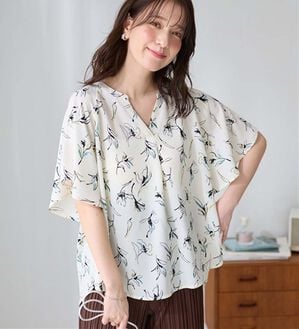 Viola e Viola（ヴィオラ エ ヴィオラ）の「【接触冷感】さらっと涼感フレアスリーブブラウス（ブラウス）」｜幾何花柄／トップス