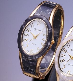 「着脱簡単文字が大きいブレスレットウォッチ（腕時計）」｜ゴールドブラック