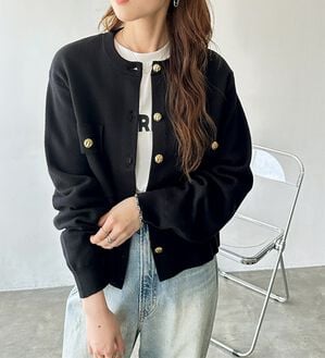 GeeRA（ジーラ）の「ロングシーズン使える！ゴールド調ボタンニットカーデ（ニットカーディガン）」｜ブラック