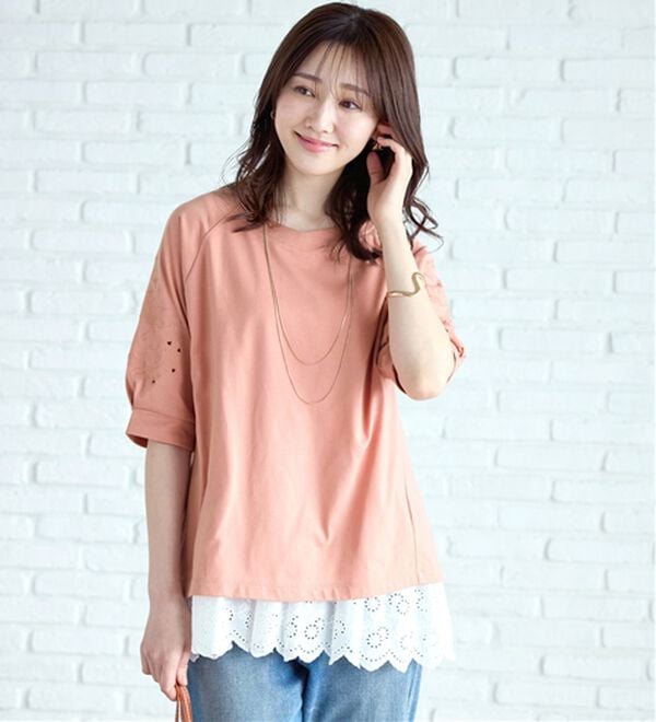 BELLUNA（ベルーナ）の「袖刺しゅうデザインＶネックプルオーバー（カットソー）」｜詳細画像