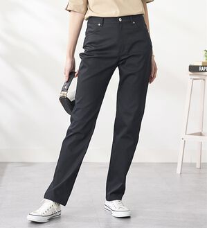 BELLUNA（ベルーナ）の「サラリ速乾！綿サテンストレッチカラーパンツ（フルレングスパンツ）」｜黒