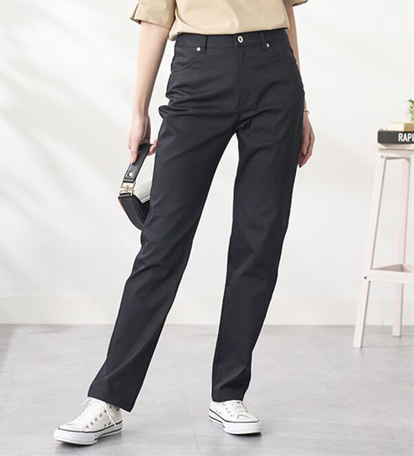 BELLUNA（ベルーナ）の「サラリ速乾！綿サテンストレッチカラーパンツ（フルレングスパンツ）」｜黒