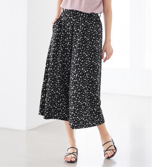 alotta（アロッタ）の「【４つの機能付】ひんやりドレープパンツ（ワイドパンツ・ガウチョ）」｜ブラック花柄
