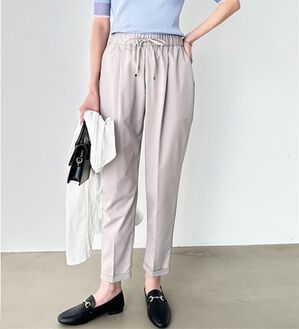 GeeRA（ジーラ）の「美脚とろみタックパンツ（フルレングスパンツ）」｜ライトグレー