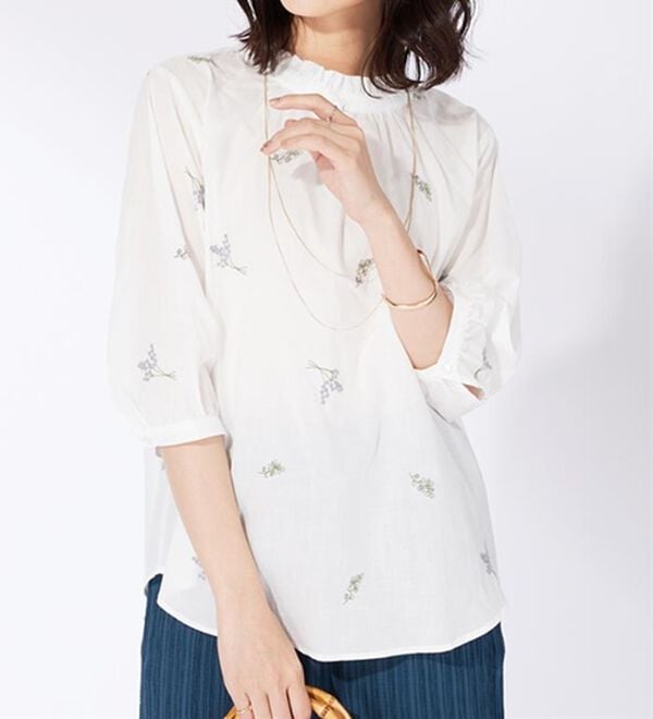 BELLUNA（ベルーナ）の「綿100％とび花刺しゅうブラウス（ブラウス）」｜詳細画像