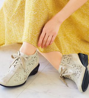 BELLUNA（ベルーナ）の「４Ｅカットワークハイカットシューズ（ブーツ）」｜ベージュ