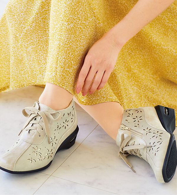 BELLUNA（ベルーナ）の「４Ｅカットワークハイカットシューズ（ブーツ）」｜ベージュ